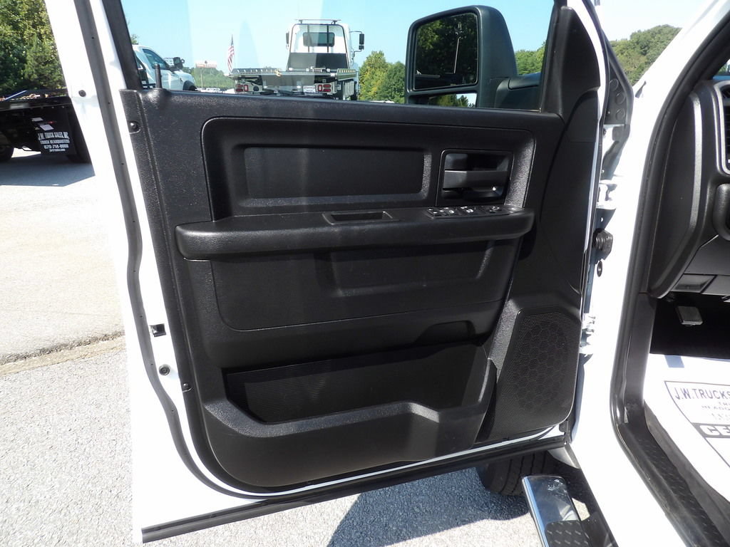 Used 2024 RAM 5500 Tradesman w/ Chrome Appearance Group AWD/4WD image 14