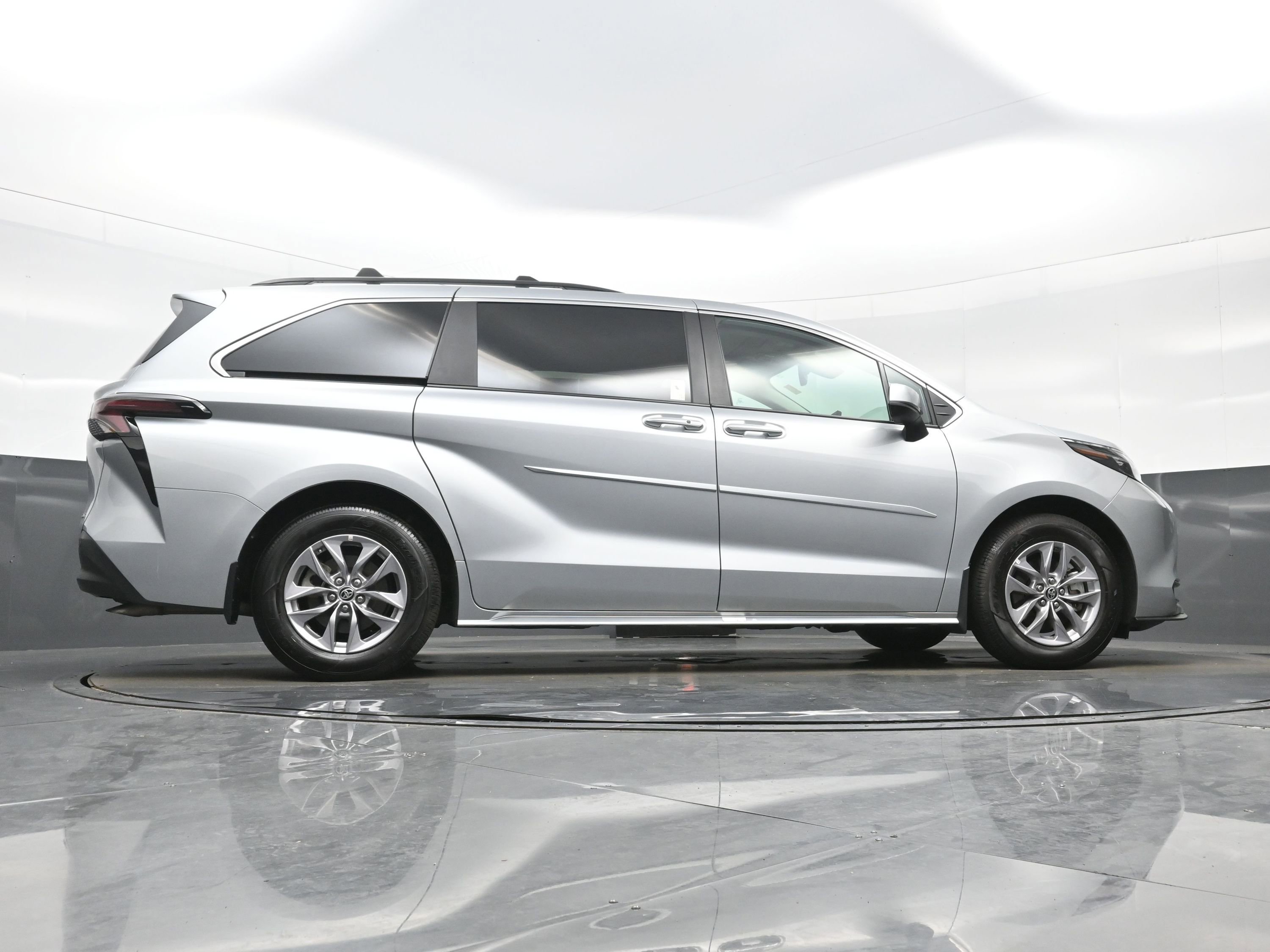 Used 2025 Toyota Sienna XLE w/ XLE Plus Package AWD/4WD image 35