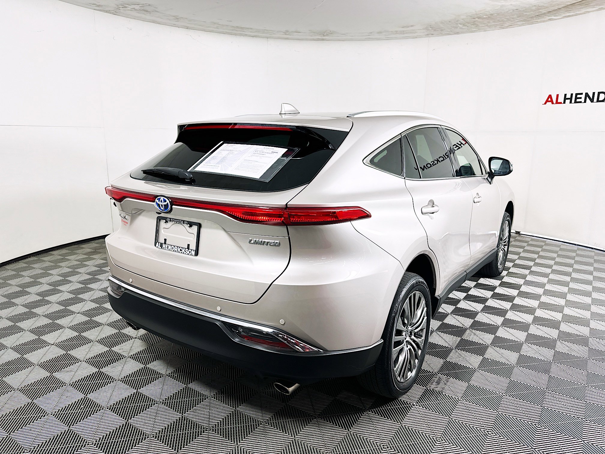 Used 2023 Toyota Venza LE image 3