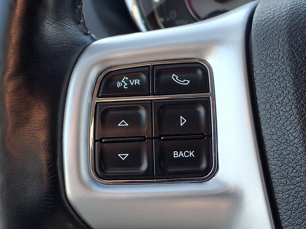 Used 2016 Chrysler Town & Country Touring-L image 26