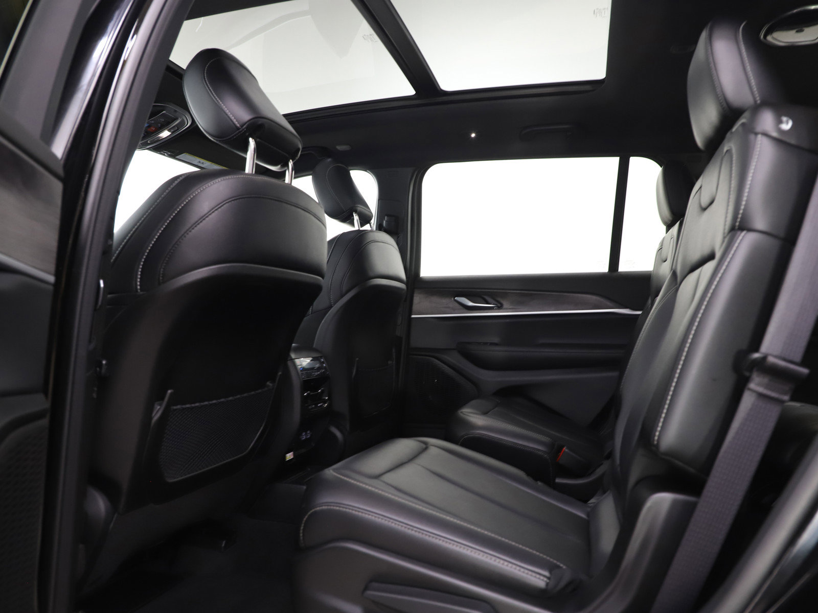 Used 2025 Jeep Grand Cherokee L Limited w/ Black Appearance Package image 20