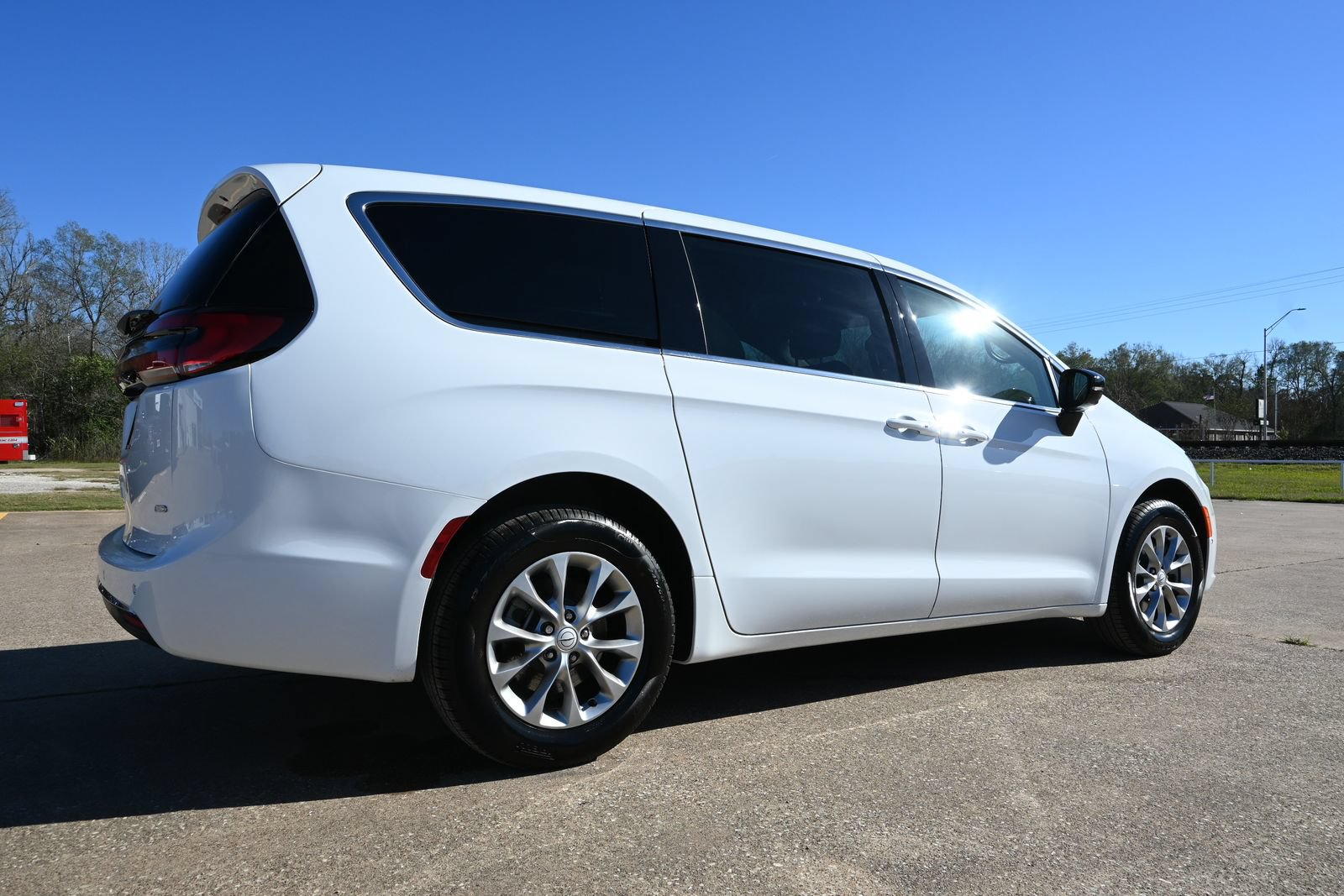 New 2026 Chrysler Pacifica Select AWD/4WD image 3