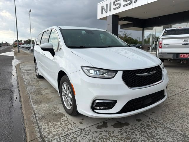 Used 2023 Chrysler Pacifica Touring-L FWD image 1