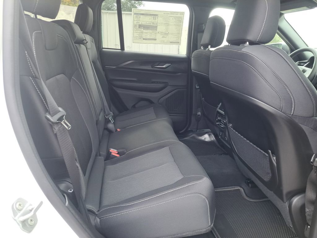 New 2025 Jeep Grand Cherokee Laredo w/ Luxury Tech Group I RWD image 5