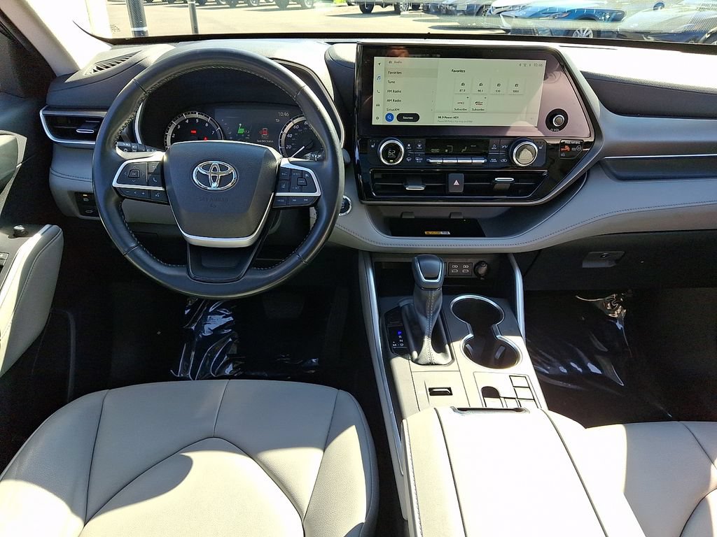 Used 2023 Toyota Highlander XLE FWD image 12
