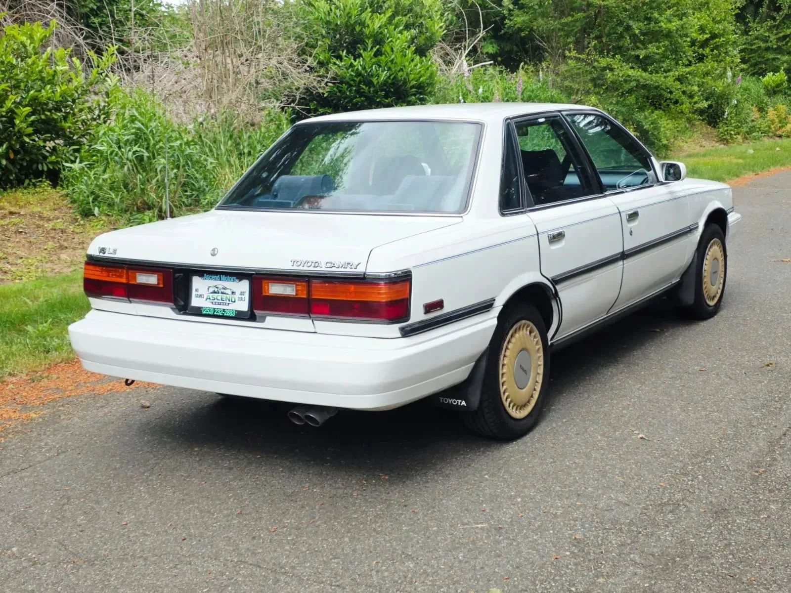 Used 1990 Toyota Camry LE FWD image 5