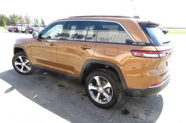 New 2026 Jeep Grand Cherokee Limited w/ Trailer Tow Package AWD/4WD image 7