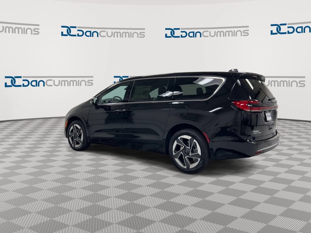 New 2027 Chrysler Pacifica Limited w/ Family Tech Group AWD/4WD image 6