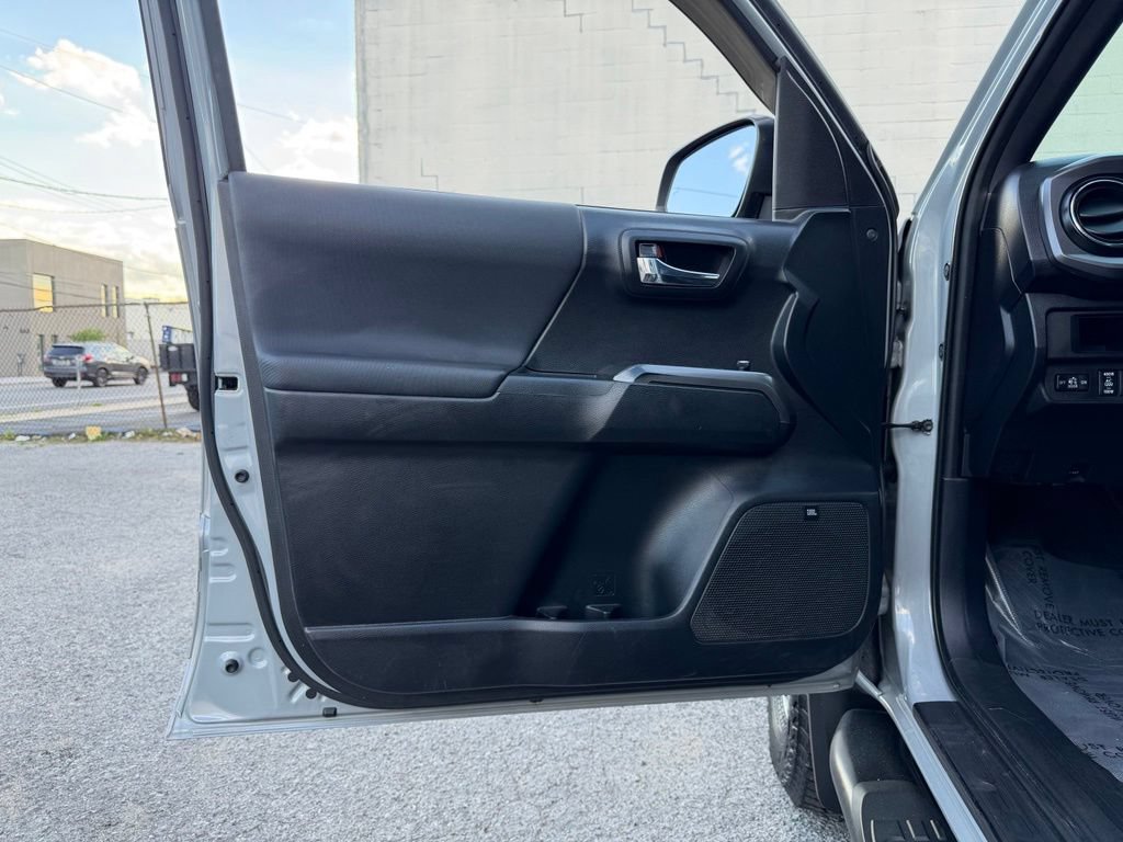 Used 2018 Toyota Tacoma TRD Off-Road AWD/4WD image 17