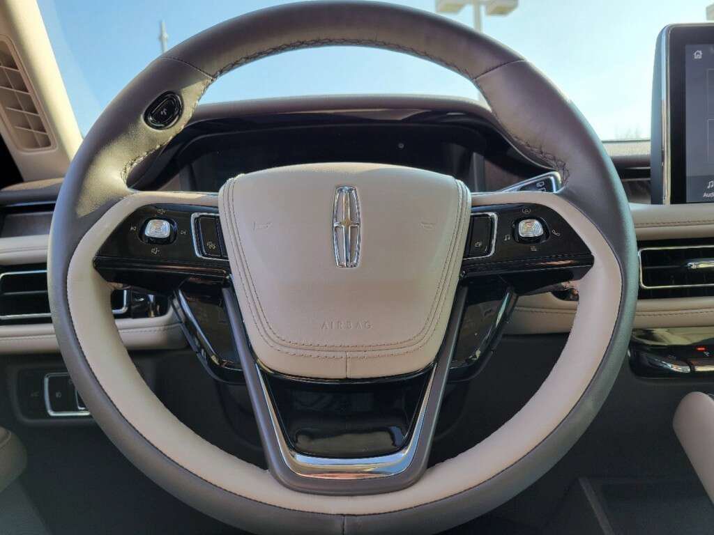 Used 2023 Lincoln Aviator Reserve w/ Equipment Group 201A AWD/4WD image 30