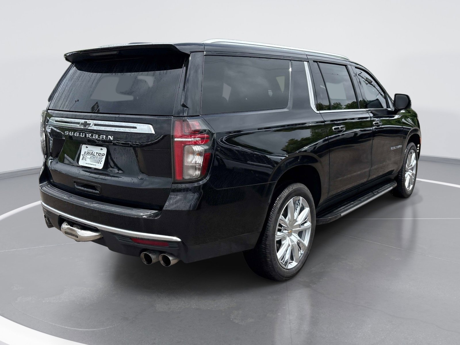 Used 2024 Chevrolet Suburban High Country AWD/4WD image 8