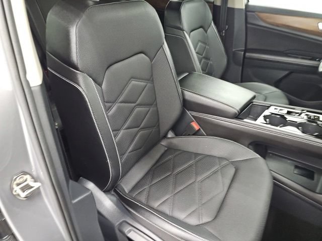 Used 2025 Volkswagen Atlas SE AWD/4WD image 40