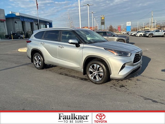 Used 2023 Toyota Highlander XLE image 3