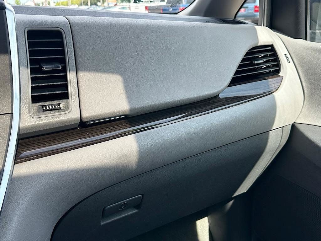 Used 2016 Toyota Sienna XLE w/ XLE Navigation Package FWD image 28