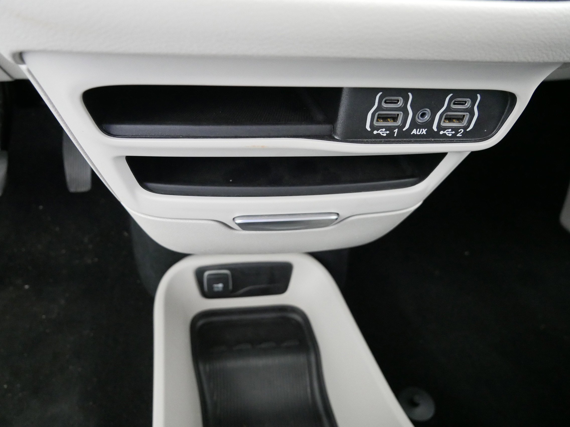 Used 2024 Chrysler Pacifica Touring-L image 29