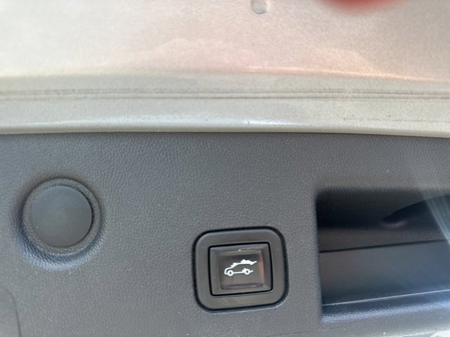 Used 2021 Chevrolet Equinox LT w/ Driver Convenience Package image 18