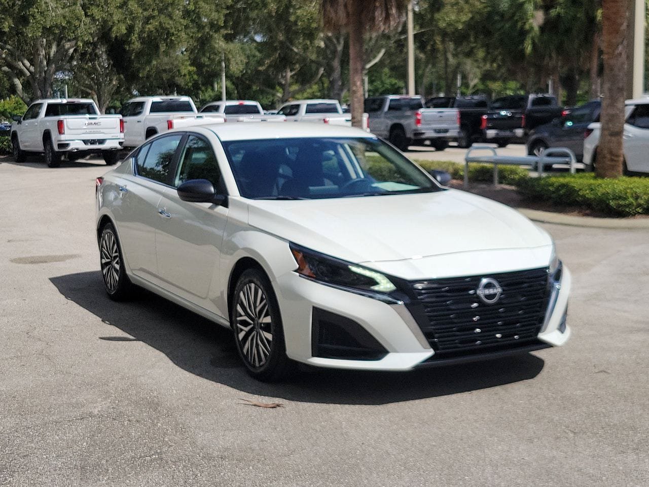 Used 2025 Nissan Altima 2.5 SV FWD image 2