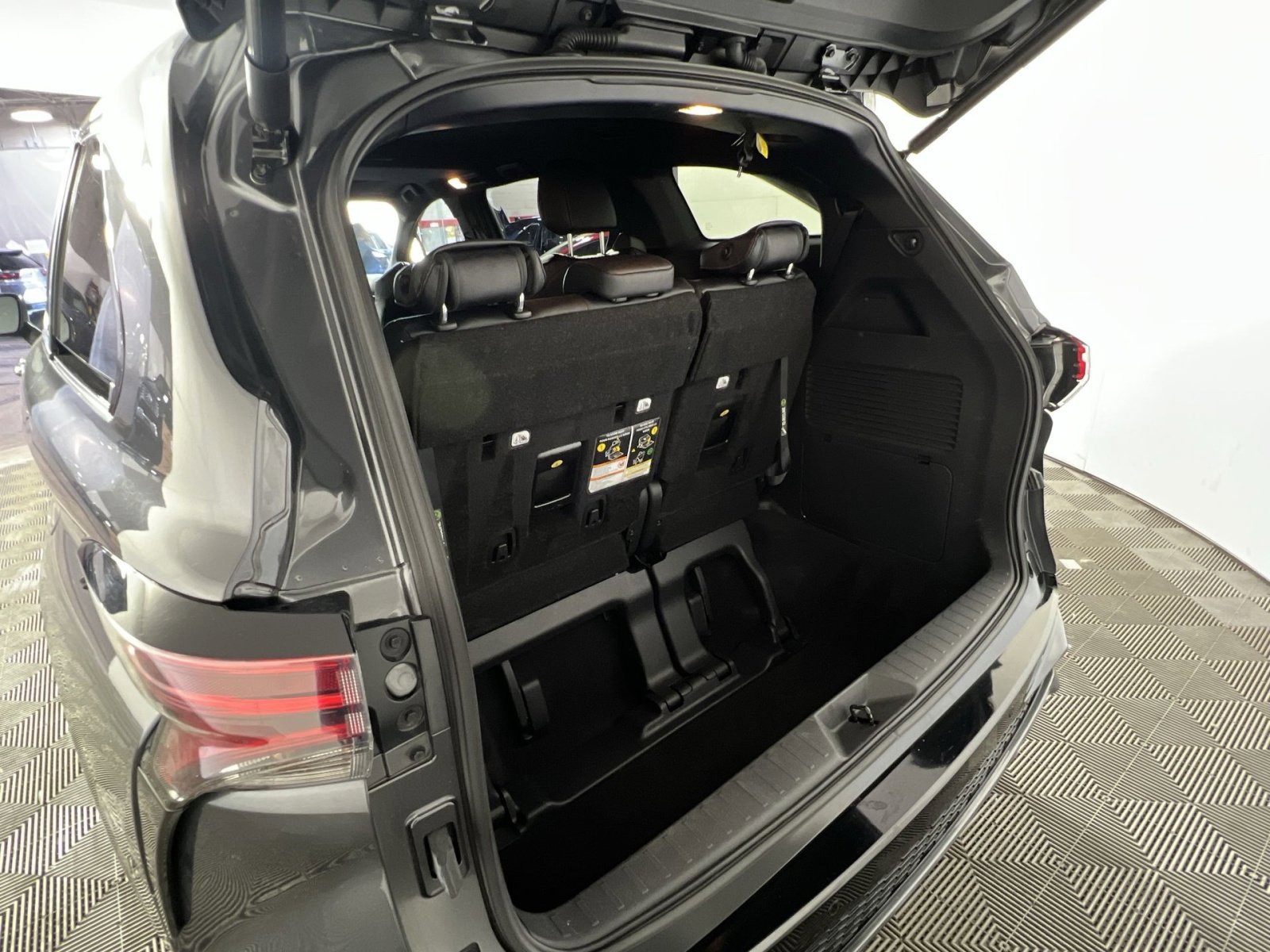 Used 2025 Toyota Sienna XSE image 27