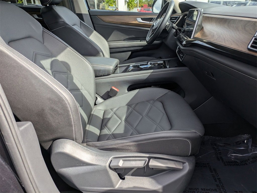 Used 2025 Volkswagen Atlas SE image 31