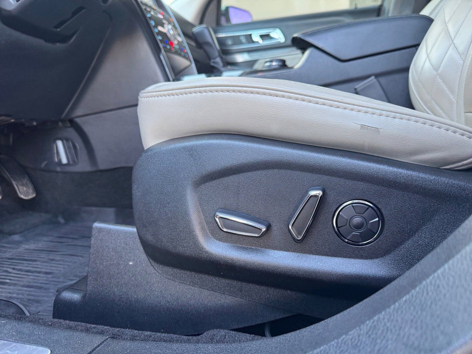 Used 2017 Ford Explorer Platinum image 22