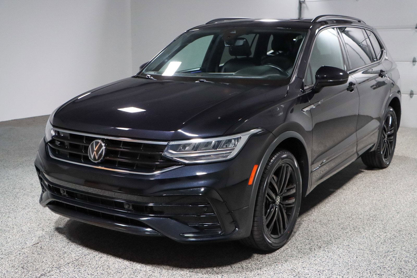 Used 2022 Volkswagen Tiguan SE R-Line image 32