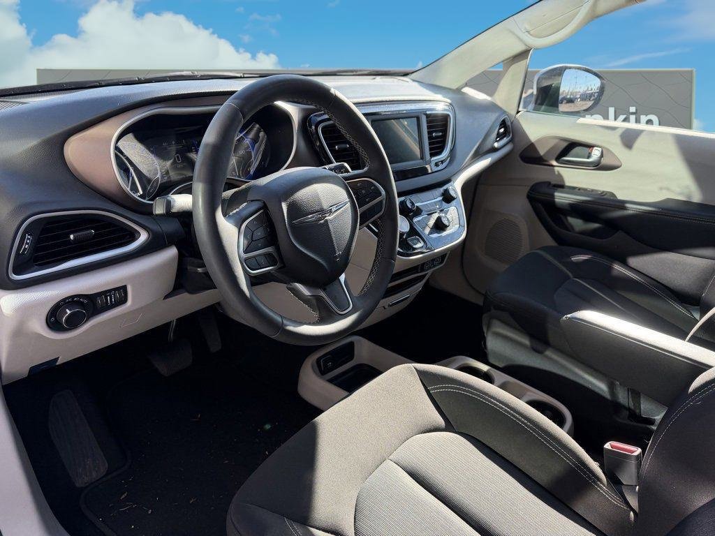 Used 2023 Chrysler Voyager LX image 15
