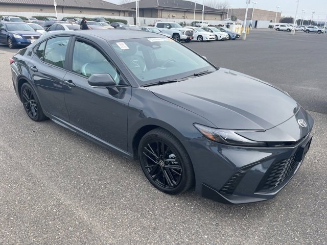 Used 2025 Toyota Camry XLE image 3