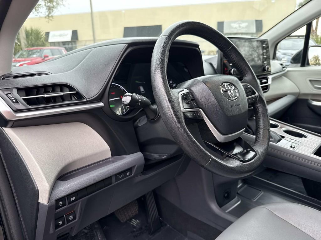 Used 2023 Toyota Sienna XLE image 21
