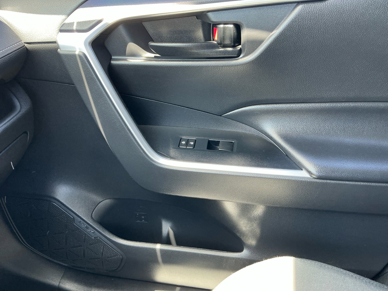 Used 2022 Toyota RAV4 LE AWD/4WD image 15