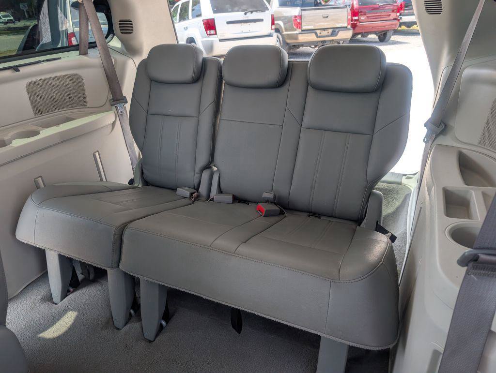 Used 2008 Chrysler Town & Country Touring FWD image 11