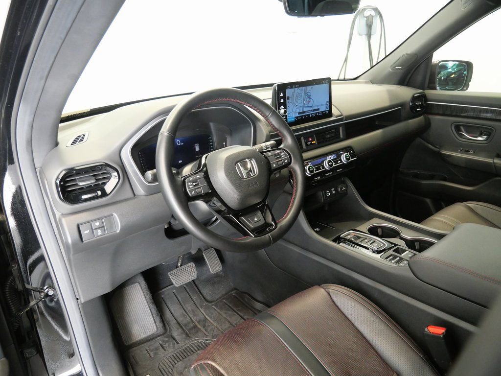 Used 2025 Honda Pilot Black Edition image 10