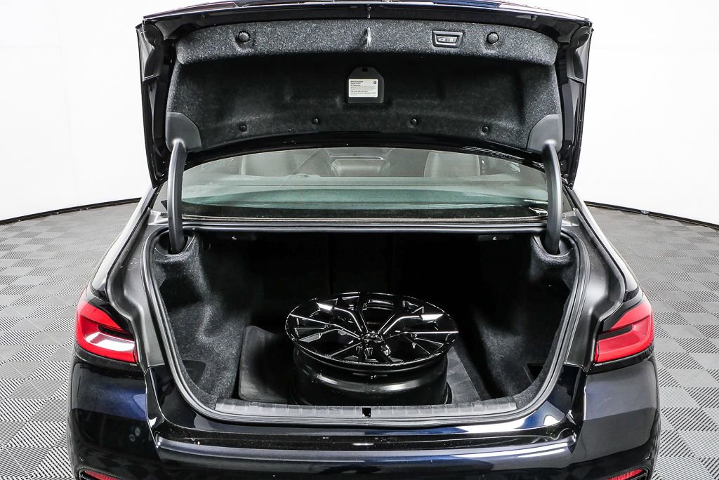 Used 2021 BMW M550i xDrive w/ Executive Package image 32