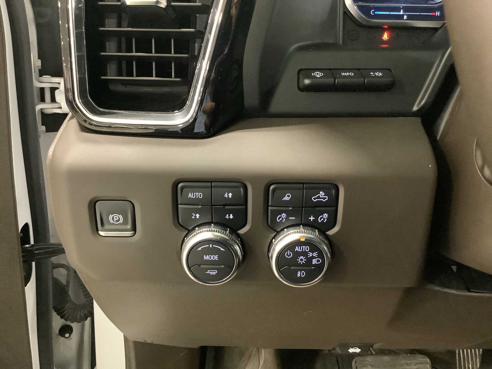Used 2024 GMC Sierra 1500 Denali w/ Denali Reserve Package AWD/4WD image 17