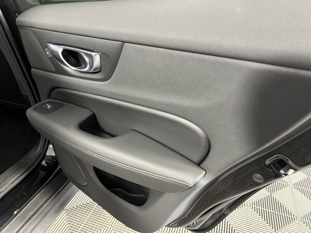 Used 2025 Volvo V60 B5 Cross Country Plus image 32