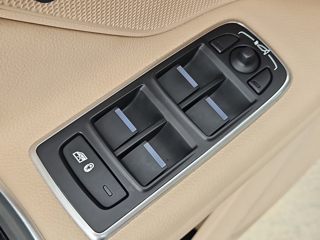 Used 2020 Jaguar XF Premium image 19