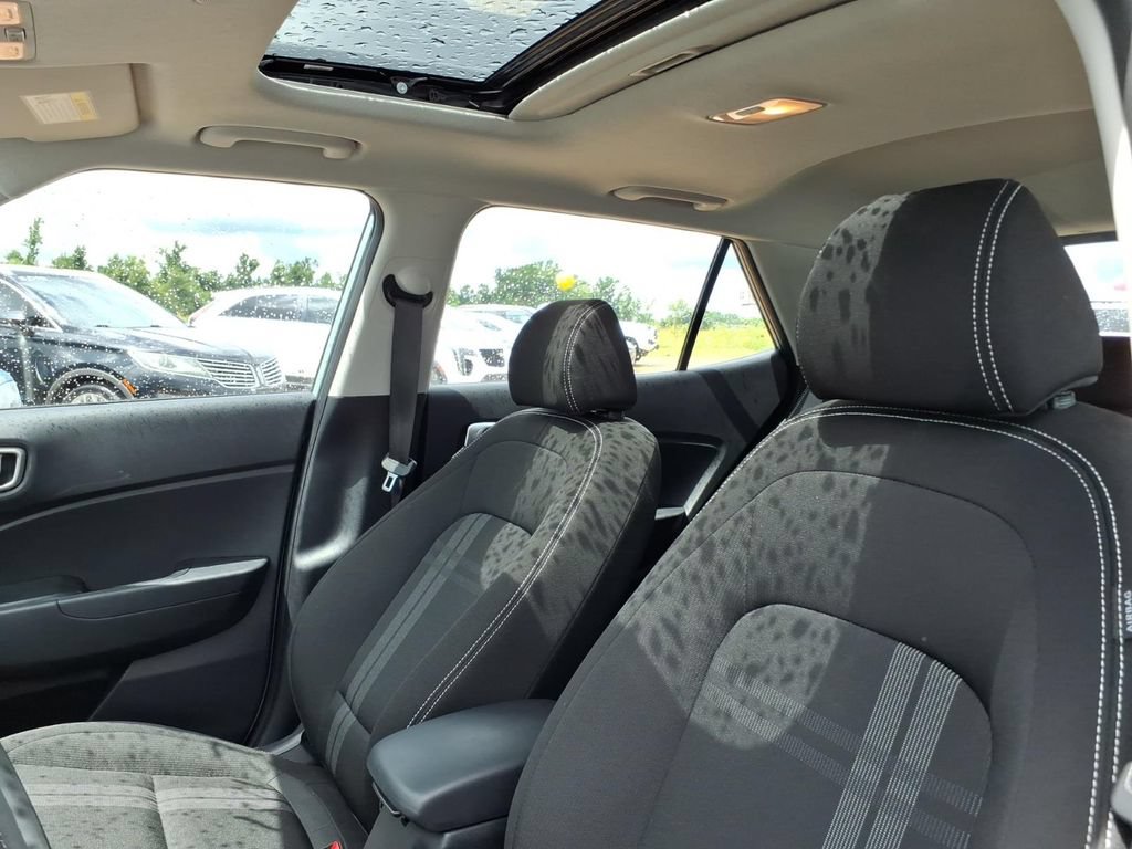 Used 2025 Hyundai Venue SEL FWD image 17