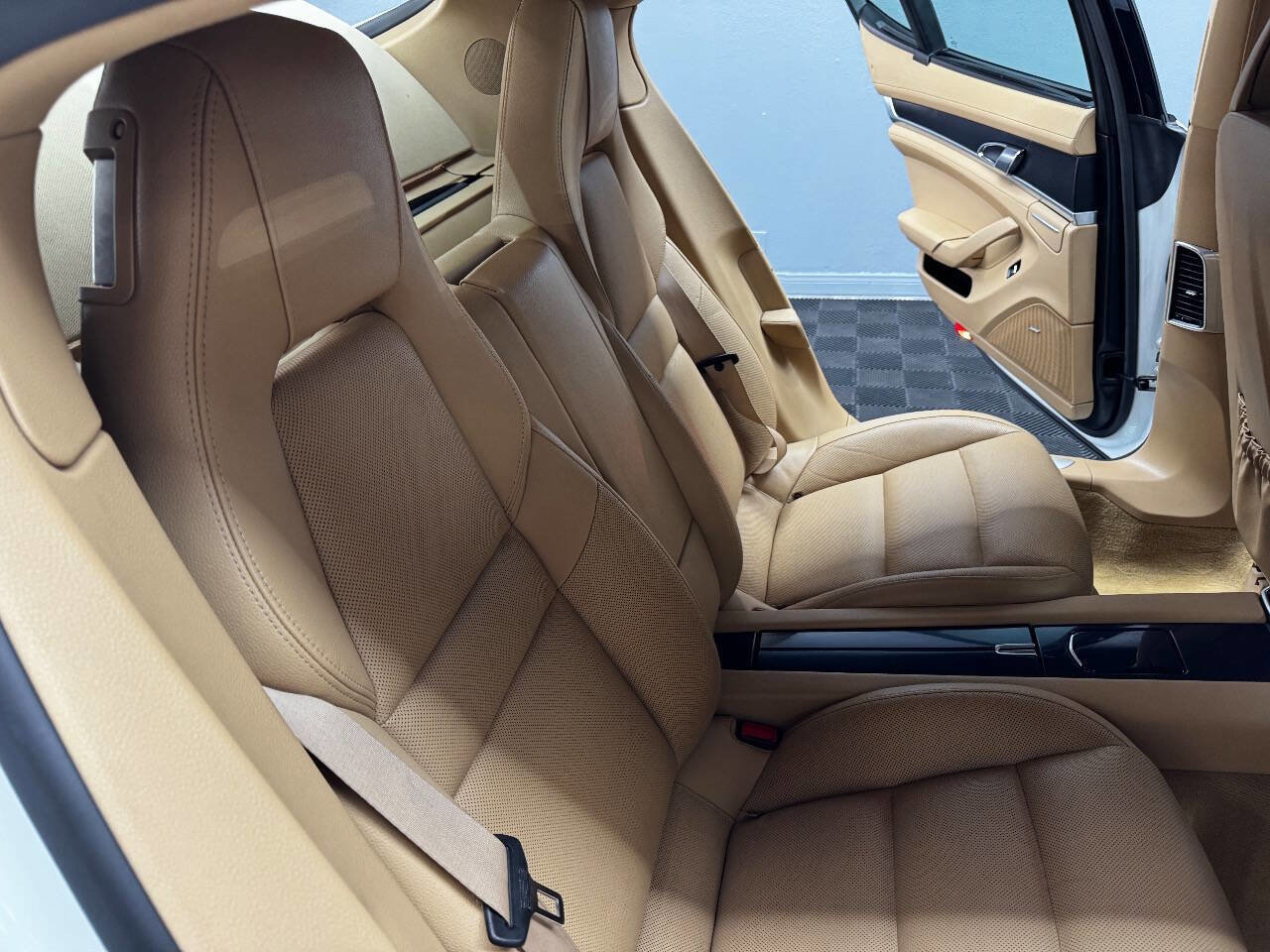 Used 2015 Porsche Panamera 4 image 49