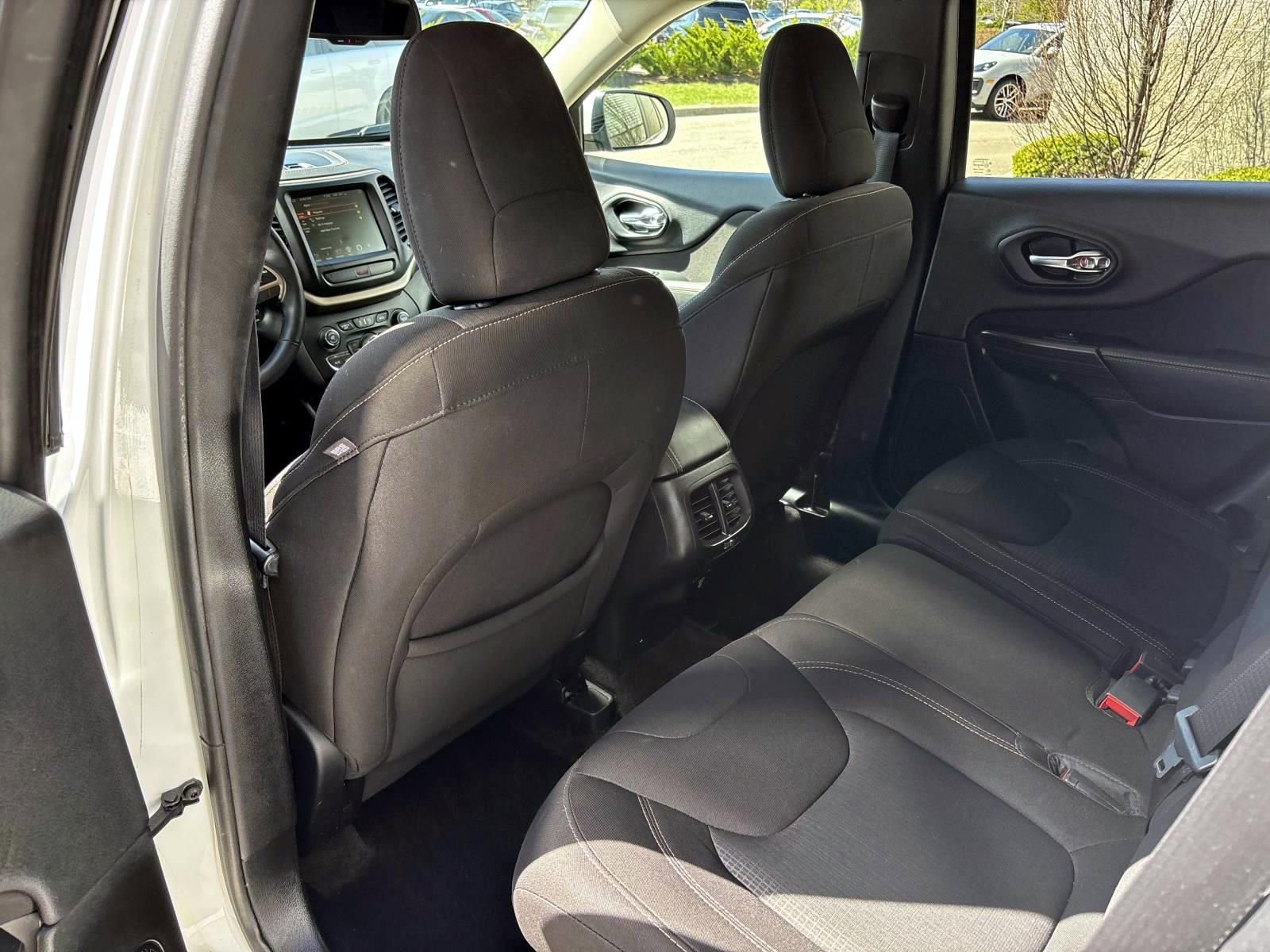 Used 2017 Jeep Cherokee Latitude w/ Comfort/Convenience Group FWD image 26