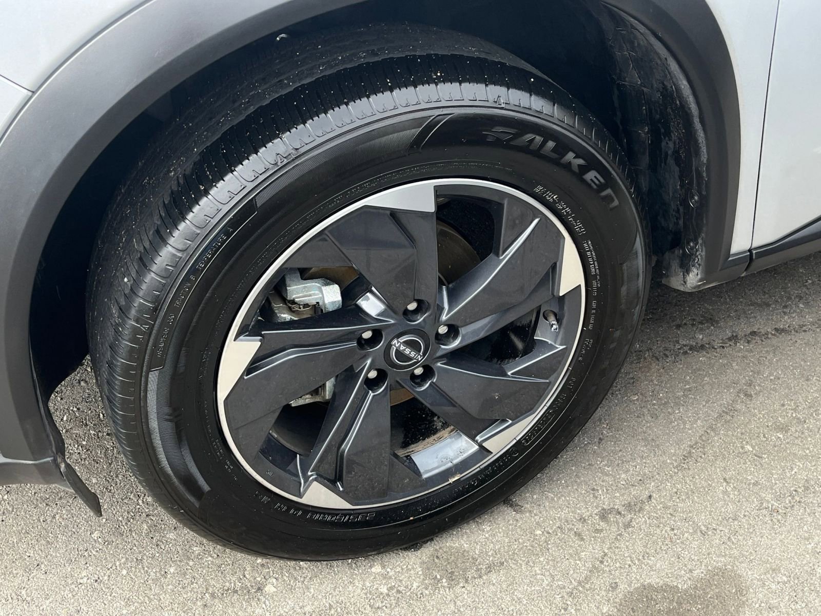 Used 2025 Nissan Rogue SV FWD image 31