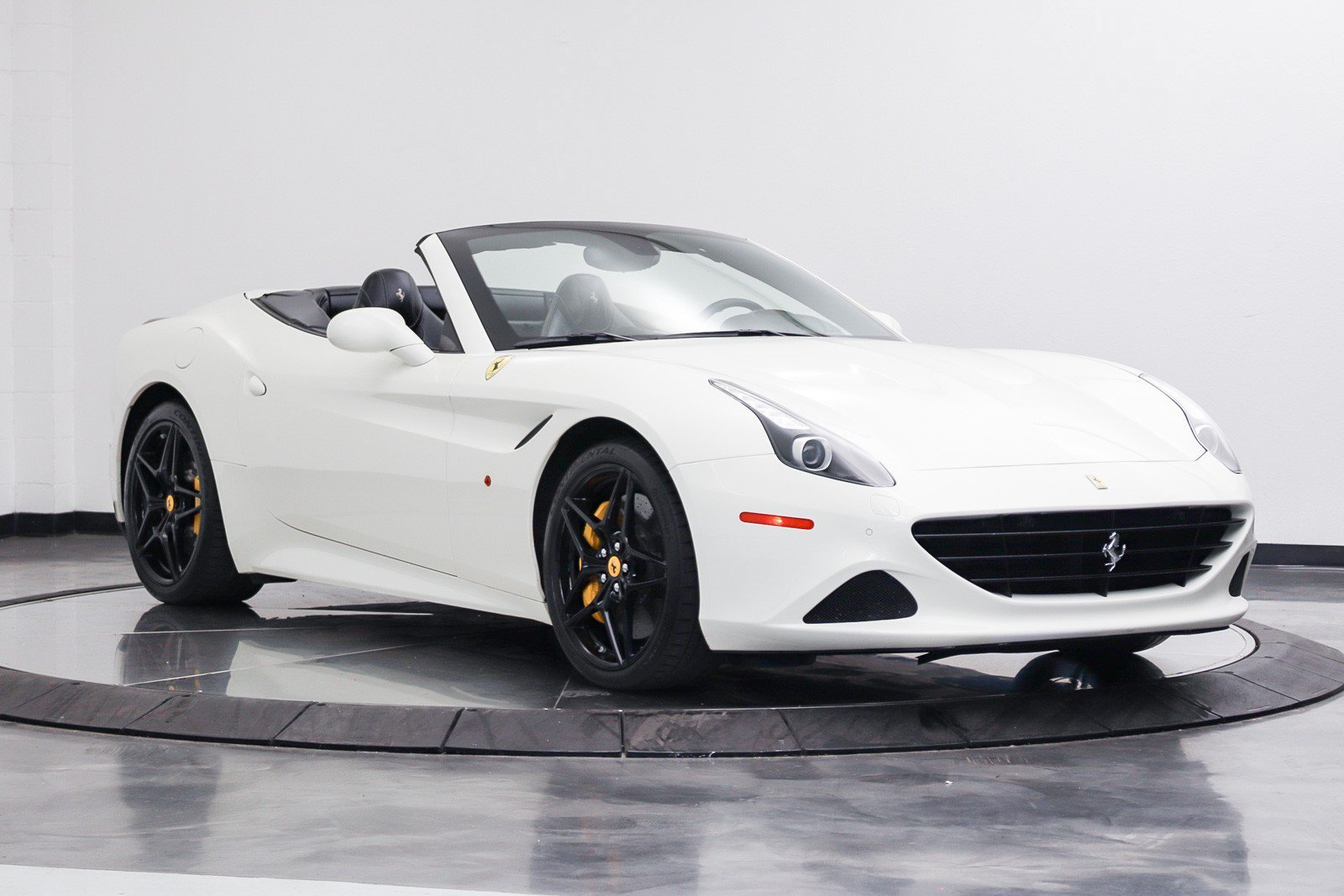 Used 2017 Ferrari California T RWD image 15