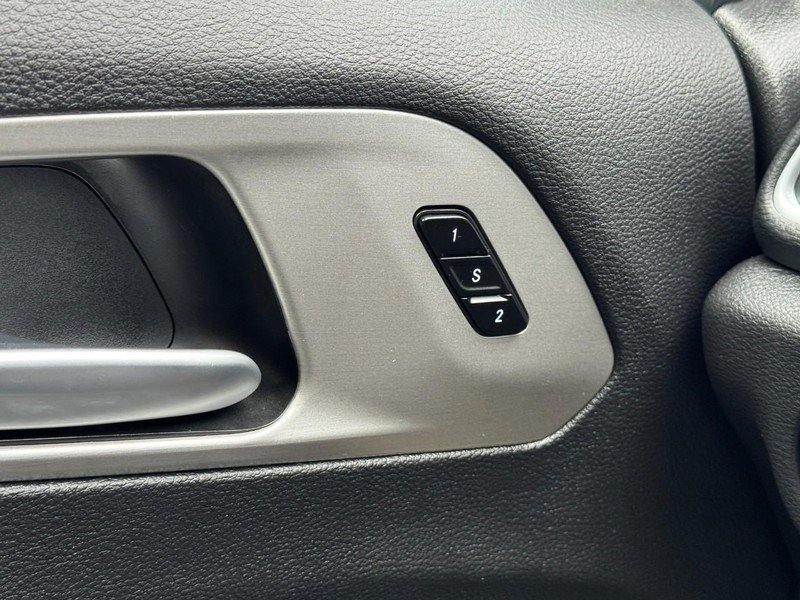 Used 2024 Chrysler Pacifica Premium FWD image 18