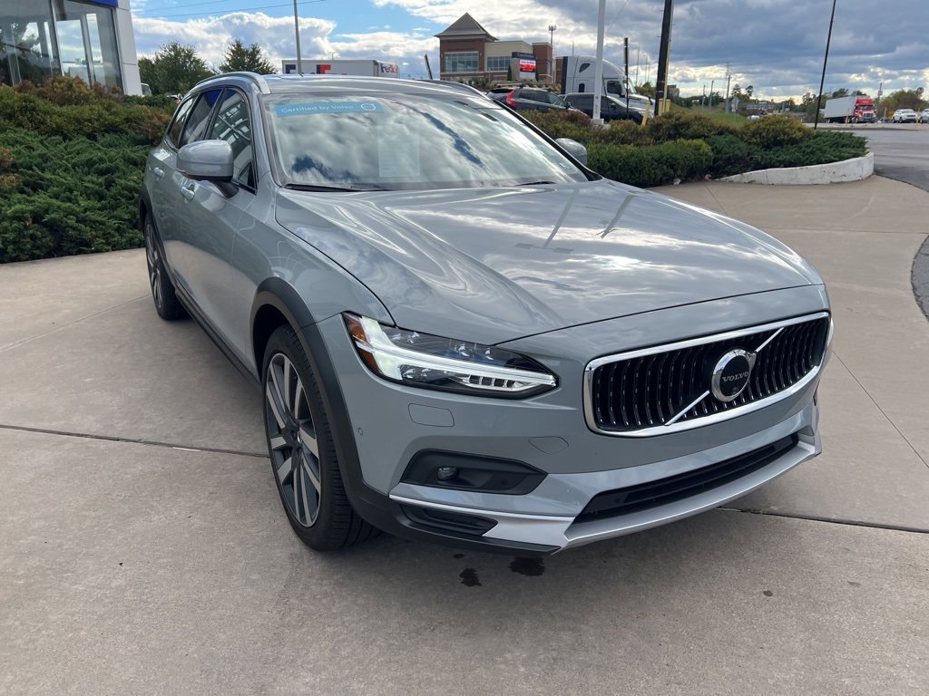 Certified 2025 Volvo V90 B6 Cross Country Plus image 7