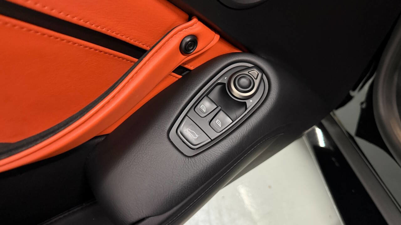 Used 2021 Aston Martin V8 Vantage Coupe image 32