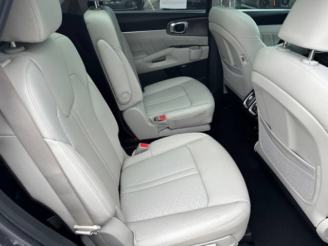 Used 2023 Kia Sorento EX w/ Panoramic Sunroof Package FWD image 12