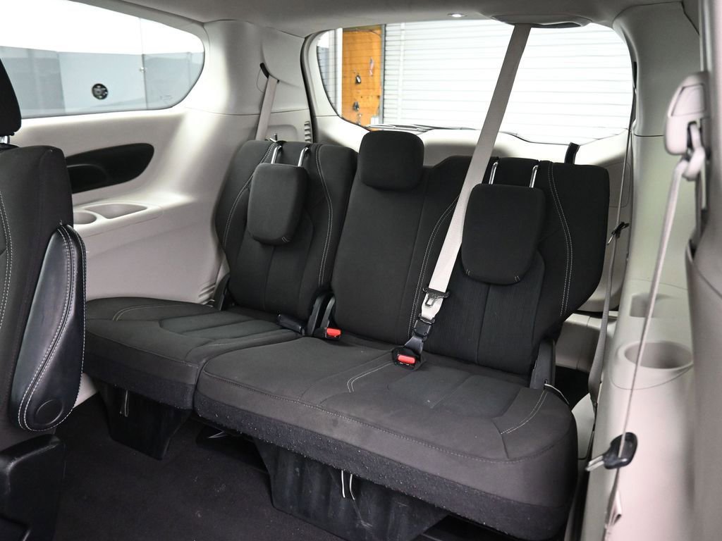 Used 2023 Chrysler Voyager LX image 40
