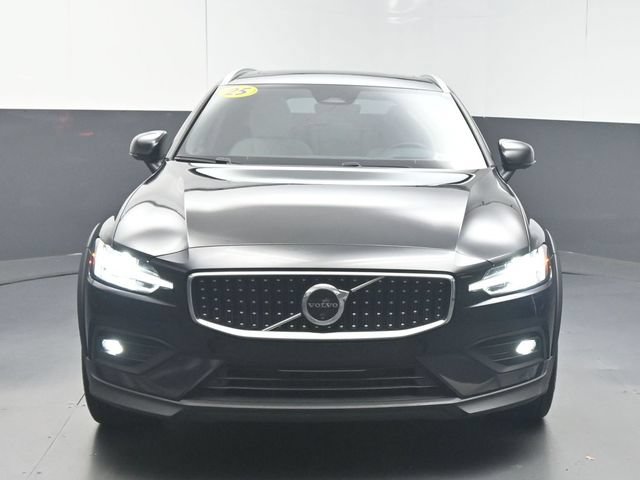 Used 2025 Volvo V60 B5 Cross Country Ultra AWD/4WD image 3