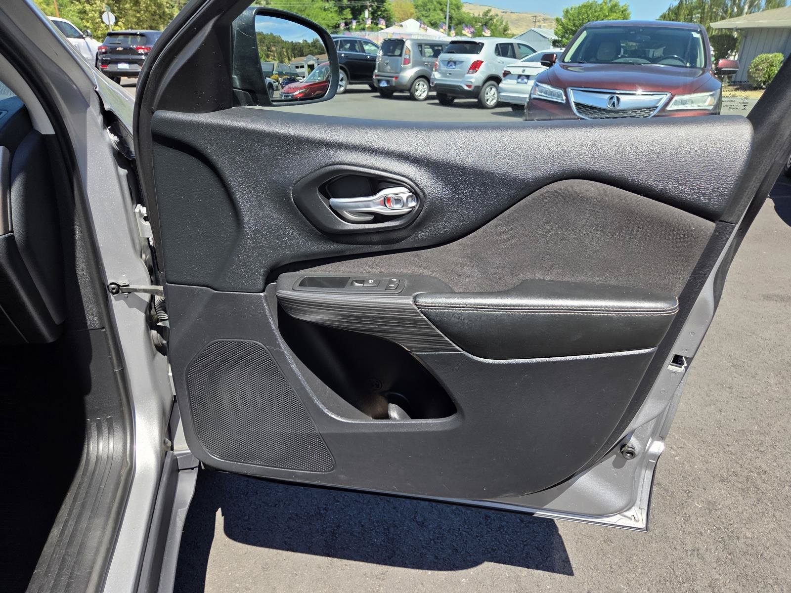 Used 2016 Jeep Cherokee Sport AWD/4WD image 22