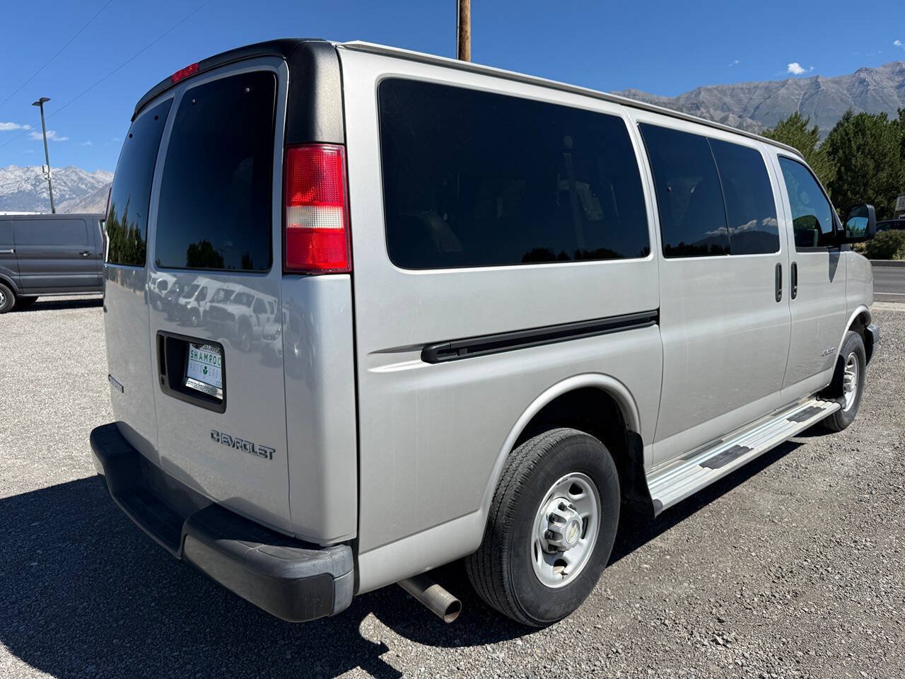 Used 2005 Chevrolet Express 2500 Passenger RWD image 3