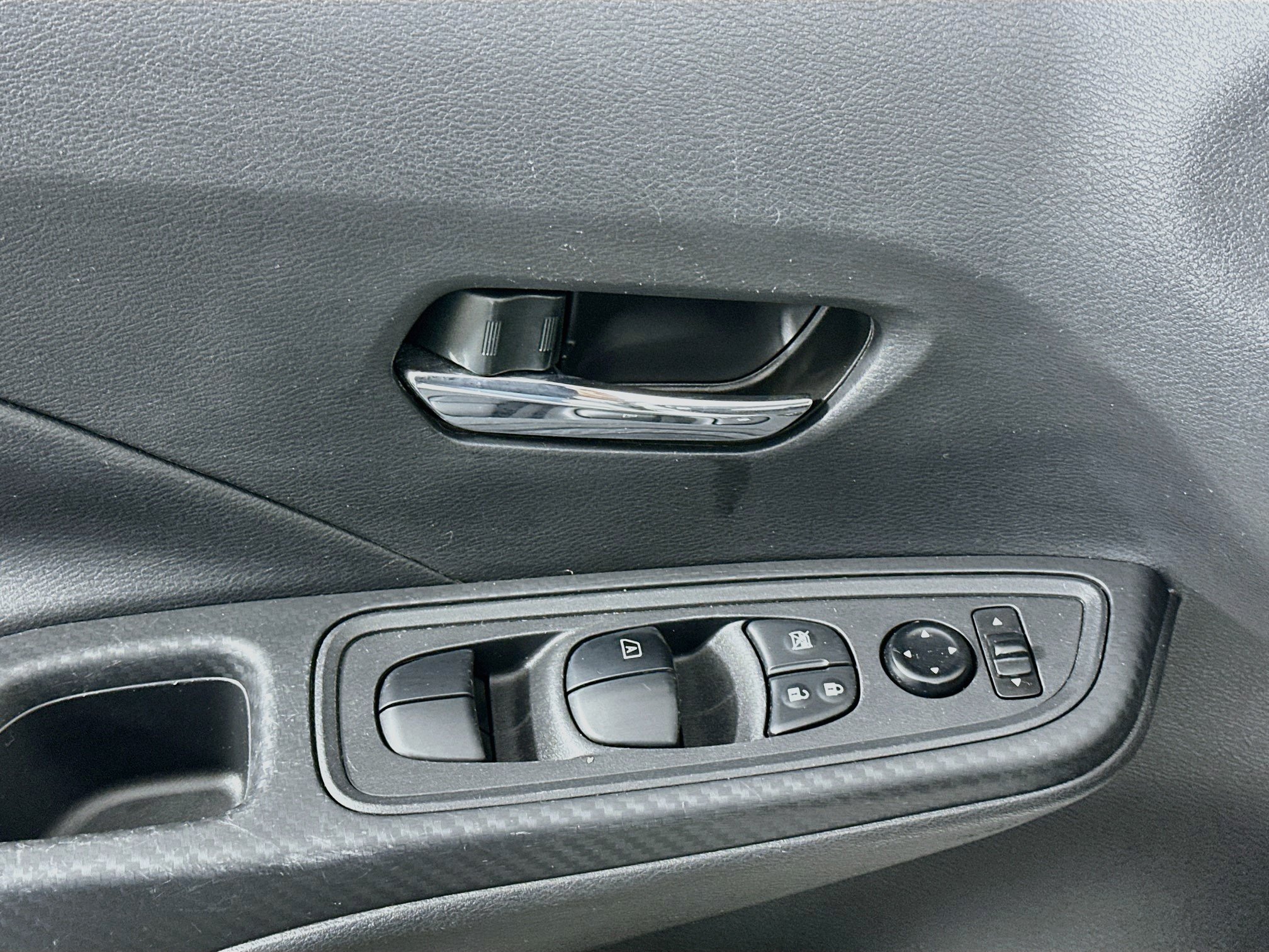 Used 2025 Nissan Versa SV FWD image 15