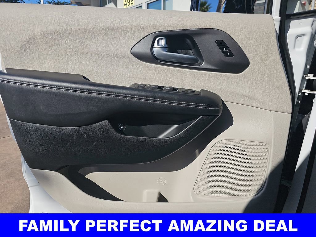 Used 2024 Chrysler Pacifica Select image 29